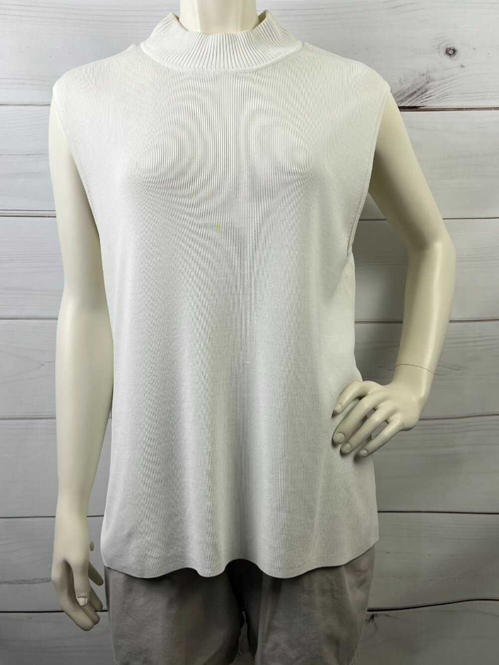 Dressbarn Woman Off-White Ribbed Mock Neck Sleeveless Sweater Top - Size 2X